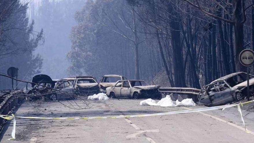 Coches calcinados por completo después de que sus ocupantes fueran atrapados por el fuego, cerca de Pedrogo Grande.