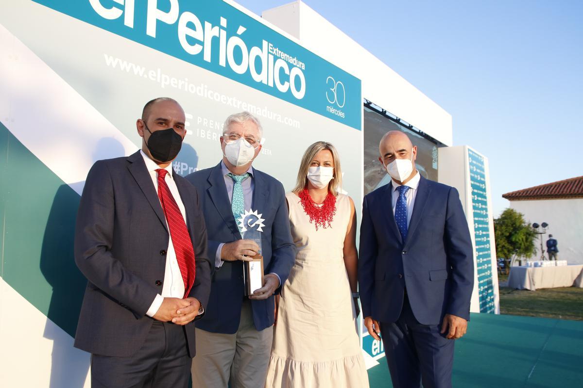 Socios de Cibex recogen el premio a la Iniciativa Empresarial junto a la presidenta de la Asamblea de Extremadura.
