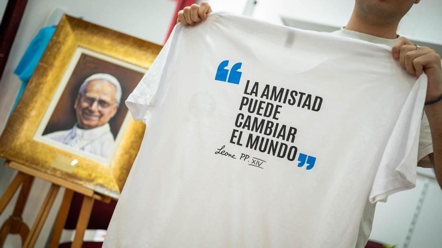 La visita del papa León XIV a España dispara el mercado de artículos conmemorativos y solidarios