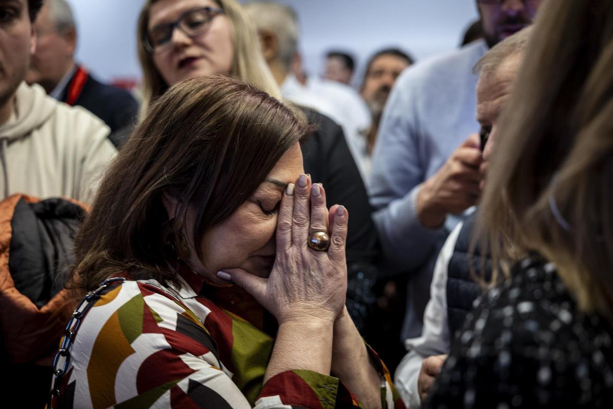 Una concejala del PSOE de Zaragoza se lamenta de los resultados en la noche electoral, en Conde Aranda.