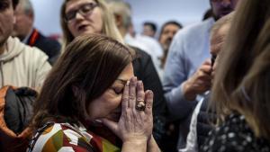 Una concejala del PSOE de Zaragoza se lamenta de los resultados en la noche electoral, en Conde Aranda.