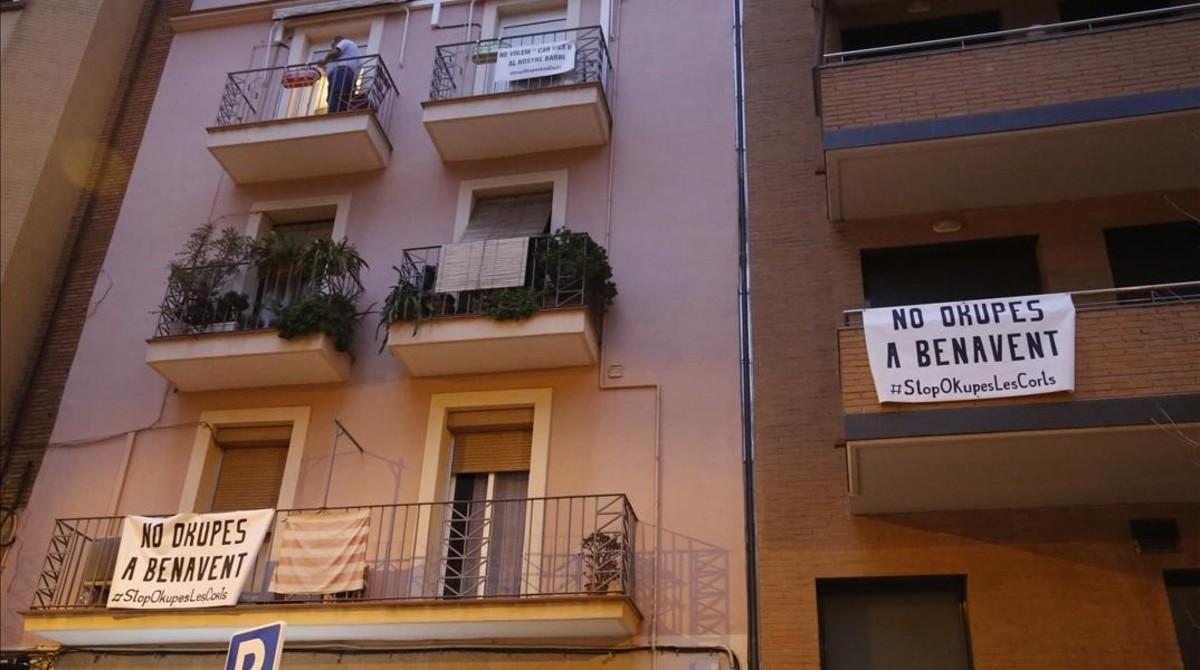 Pancartas contra la casa okupada en la calle de Benavent, este viernes. 