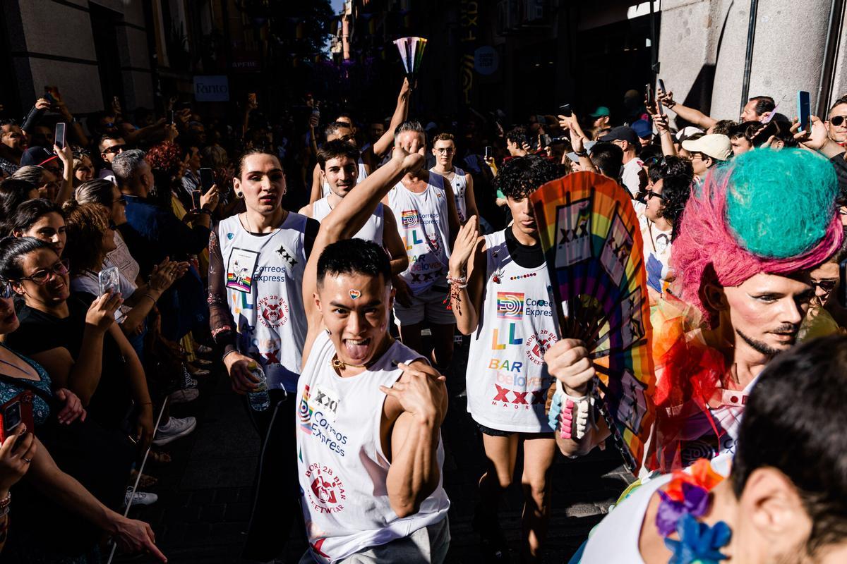 Varios participantes de la 27ª edición de la Carrera de Tacones, en la calle Pelayo, a 2 de julio de 2026, en Madrid (España). Las Fiestas del Orgullo LGTBIQ+ de Madrid 2026 acogen la tradicional Carrera de Tacones, presentada por la artista Chumina Power. Se trata de una prueba deportivo-festiva que consiste en acabar el recorrido sobre plataformas de hasta 15 centímetros de altura. 02 JULIO 2026 Carlos Luján / Europa Press 02/07/2026. Carlos Luján;