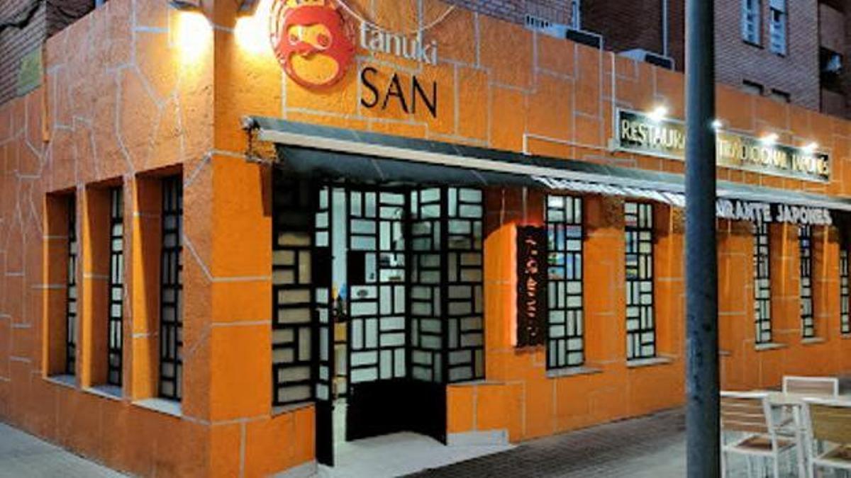 Imagen de la fachada del restaurante Tanuki San, ubicado en Valdepasillas