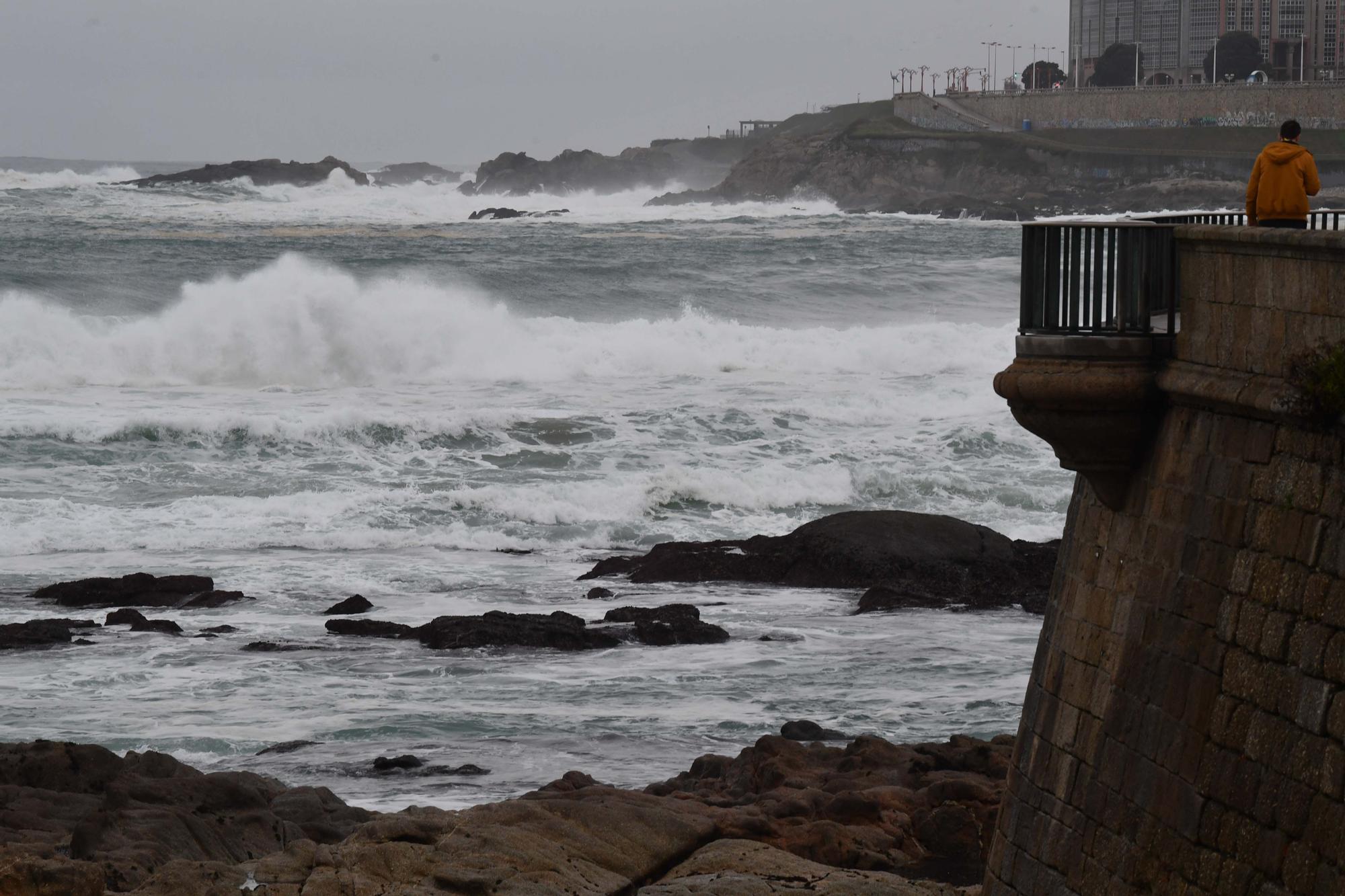 Alerta naranja por oleaje en A Coruña: Olas de 8 metros y arena hasta el paseo marítimo