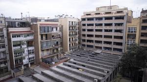 El techo con amianto situado en un interior de manzana del Eixample, en Barcelona.