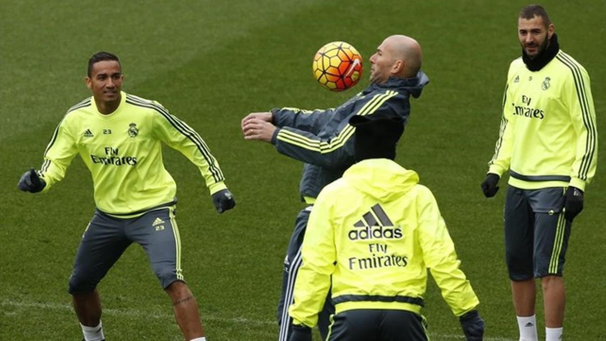 Zidane controla el balón ante Benzema y Danilo durante el entrenaminento de este viernes en Valdebebas.