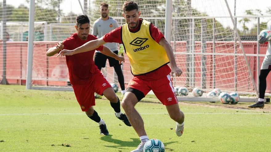 Xisco Campos y Pablo ChavarrÃ­a en un entreno en Son Bibiloni.