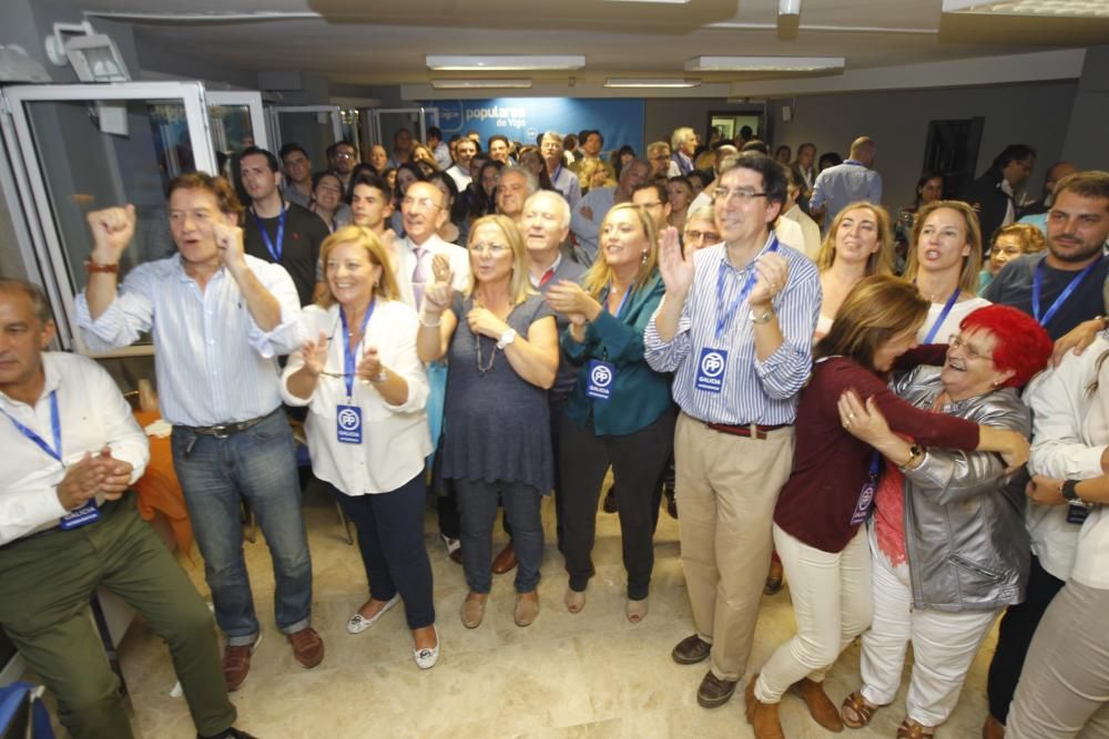 Varias decenas de personas se acercaron a la sede de los populares en la calle Urzaíz para celebrar junto al PP vigués la mayñría absoluta de Núñez Feijóo