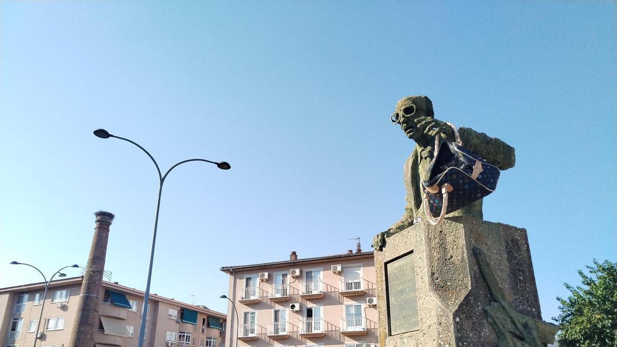 Una estatua de Plasencia se viste de gala: "Lleva varios días con un bolso puesto"