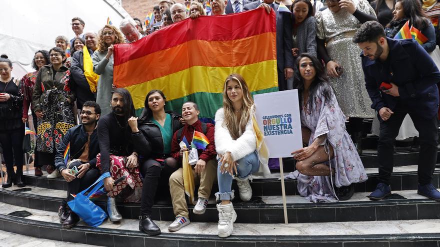 Bogotá recuerda a las víctimas de LGTBIfobia con una pasarela en el Día contra Homofobia.