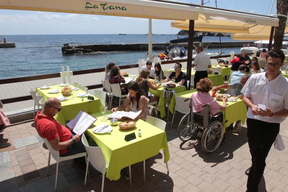 Turistas y locales disfrutan de un día de playa