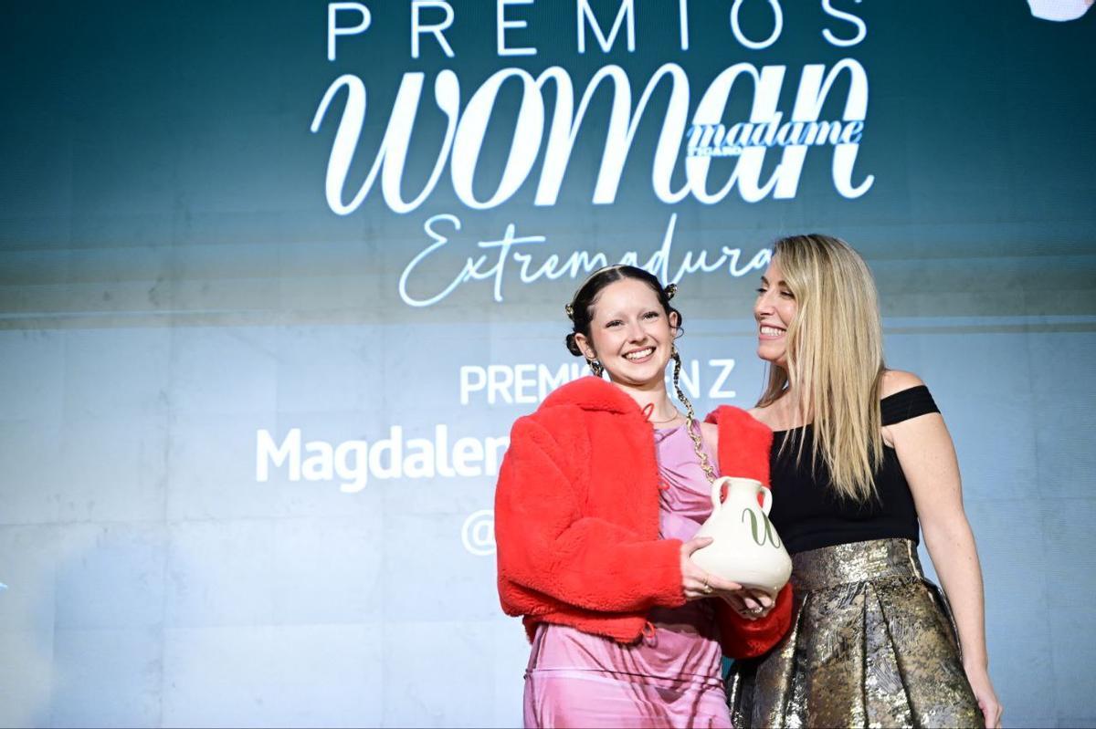María Guardiola entrega el premio a Magdalena Muñoz.