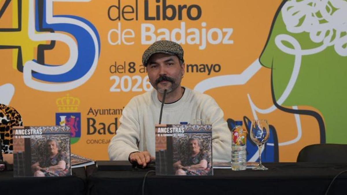 Miguel Ángel Carmona durante la presentación de su nuevo libro 'Ancestras'.