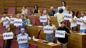 Protesta en el Parlamento valenciano por los cambios en la agencia antifraude.