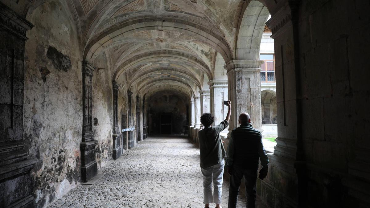 Visitantes en el claustro del Monasterio de Cornellana