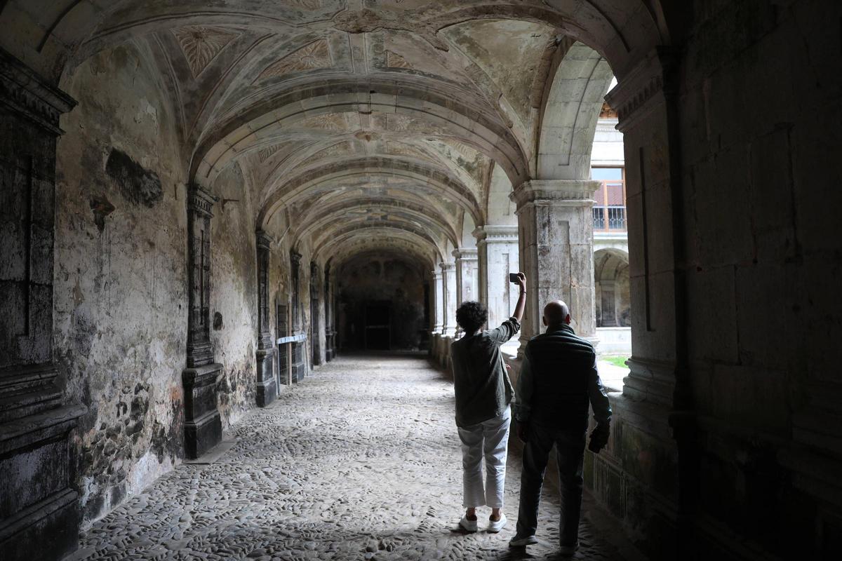 Visitantes en el claustro del Monasterio de Cornellana
