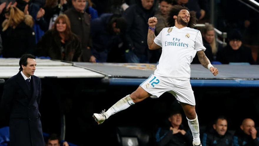 Marcelo celebra su gol con Unai Emery al fondo mascullando.