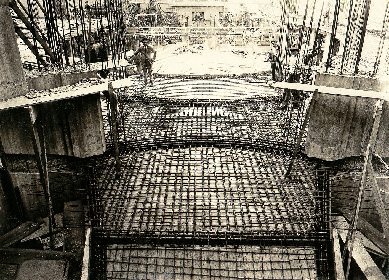 Imágenes de la construcción del teatro García Barbón, obras que se iniciaron en 1913 y concluyeron en 1927, siguiendo el proyecto del arquitecto Antonio Palacios.  Afundac ( (8).jpg