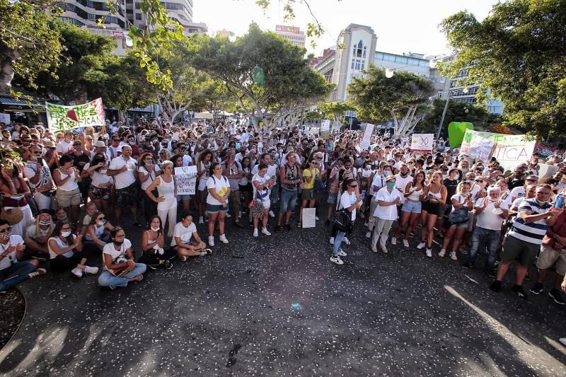 Concentración contra las mascarillas y las vacunas Santa Cruz de Tenerife  | 16/08/2020  | 16/08/2020 | Fotógrafo: María Pisaca Gámez