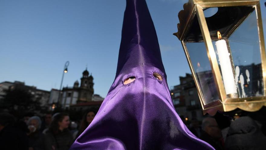 Un cofrade en la procesión de las Tres Caídas. // G. Santos