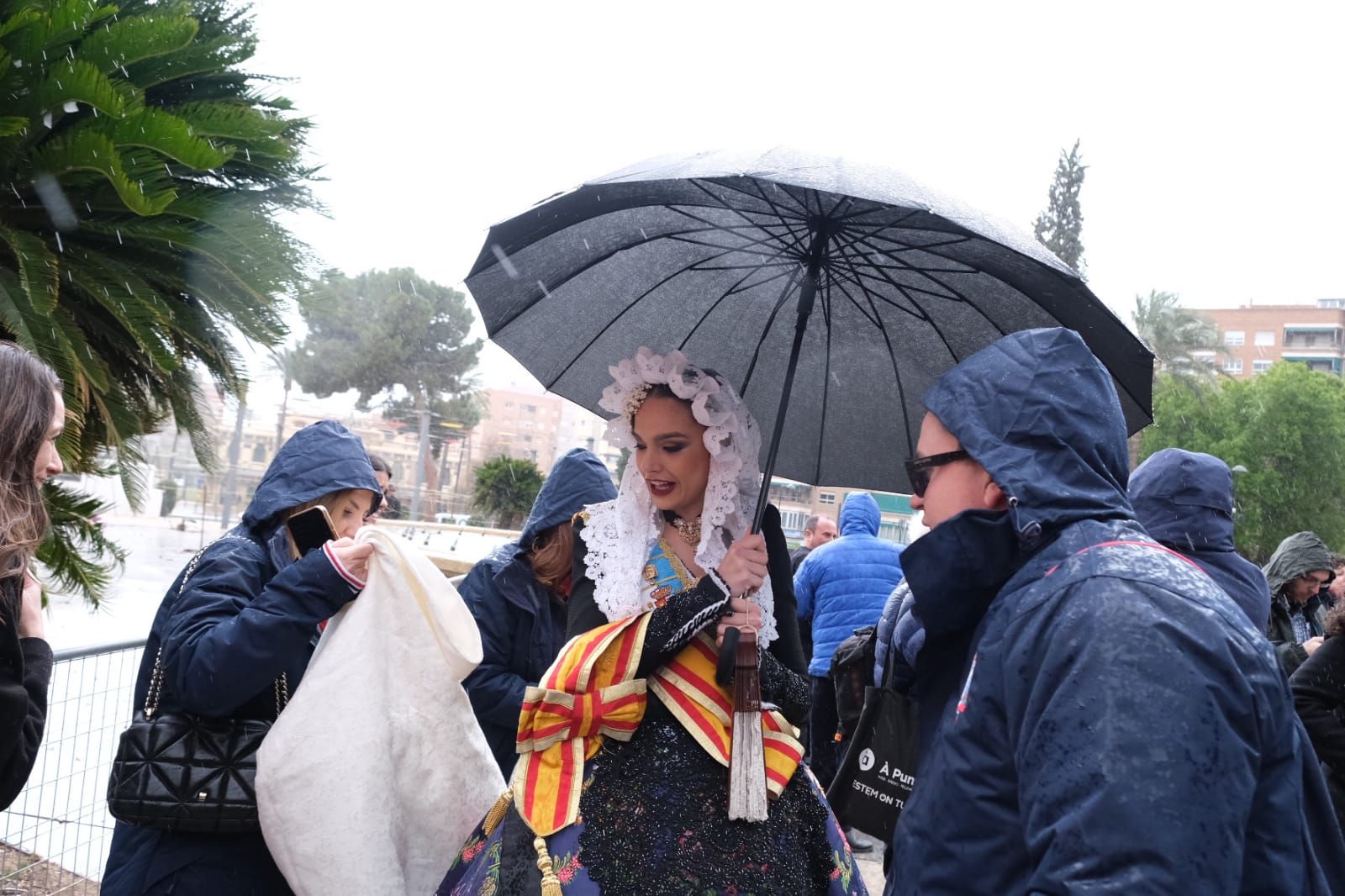 Las candidatas a Bellea del Foc viven una Mascletá pasada por agua en Murcia
