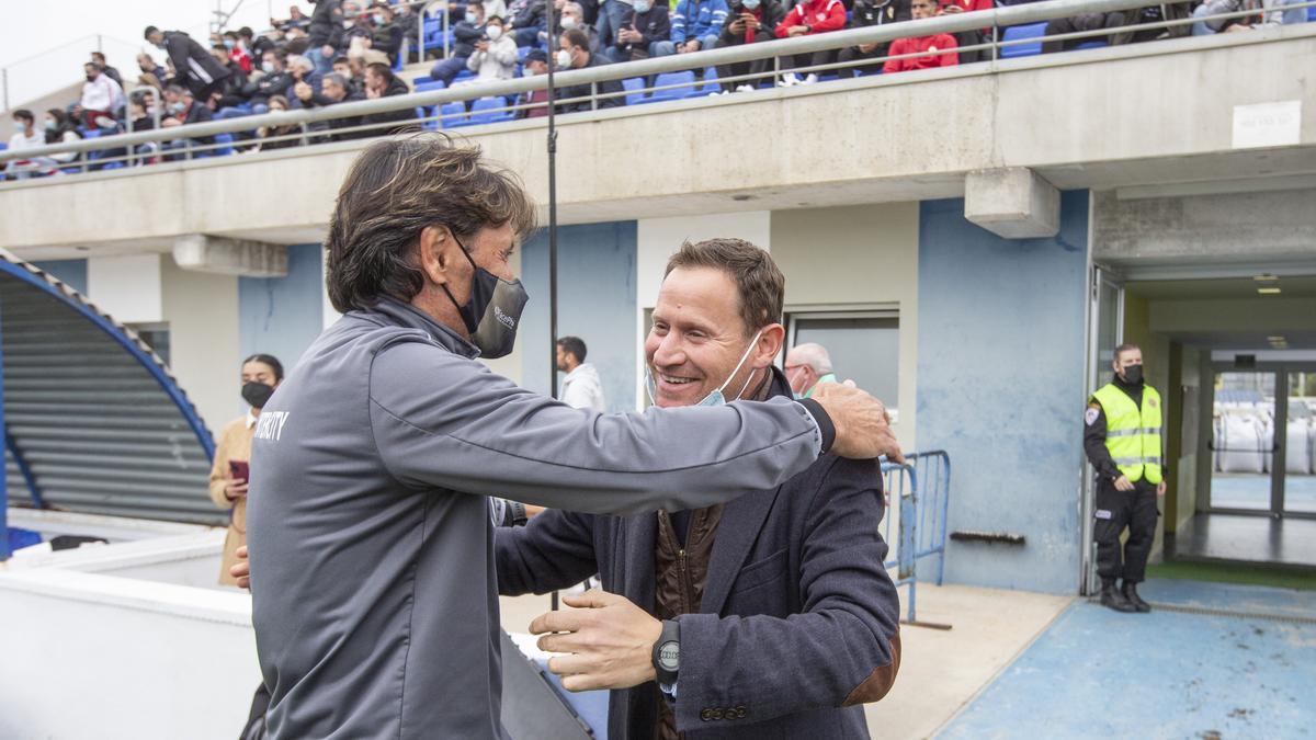 Mario Simón, entrenador del Real Murcia, y Gustavo Siviero, técnico del Intercity, en el duelo que enfrentó a ambos equipos la pasada temporada