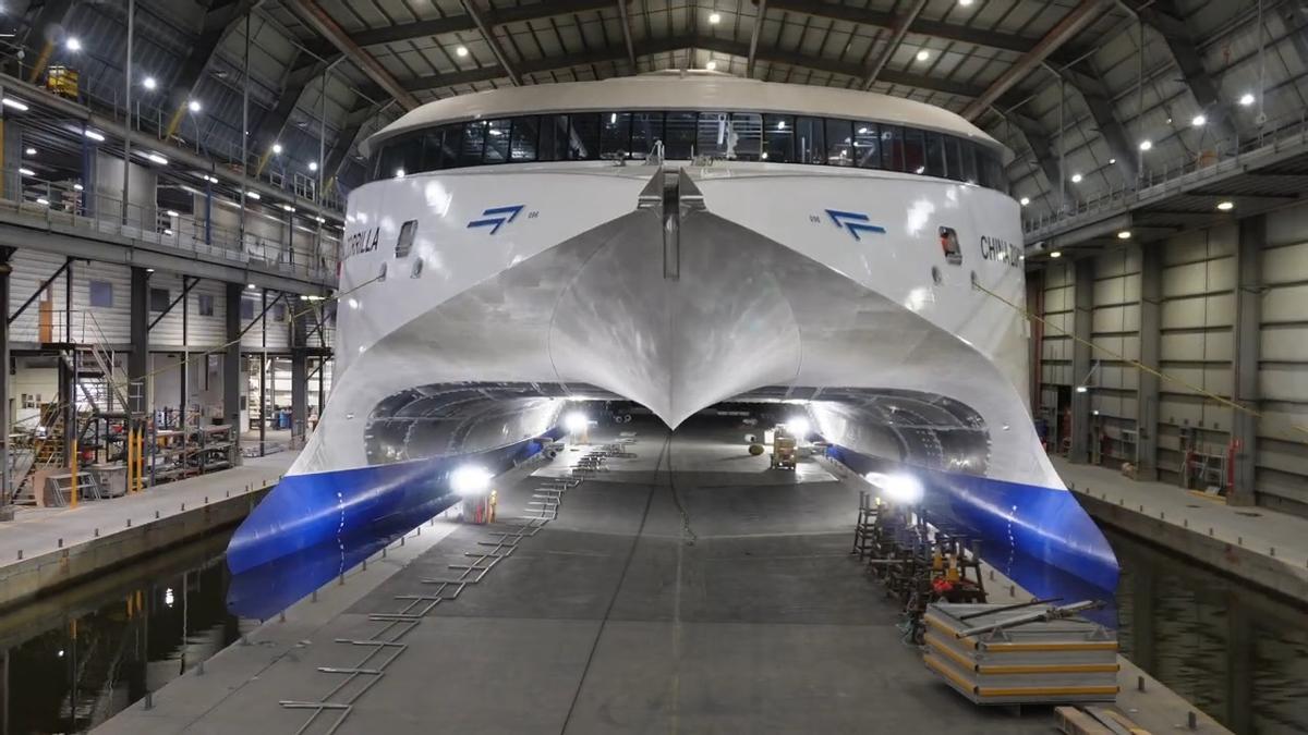 El barco abandona el hangar donde se ha construido