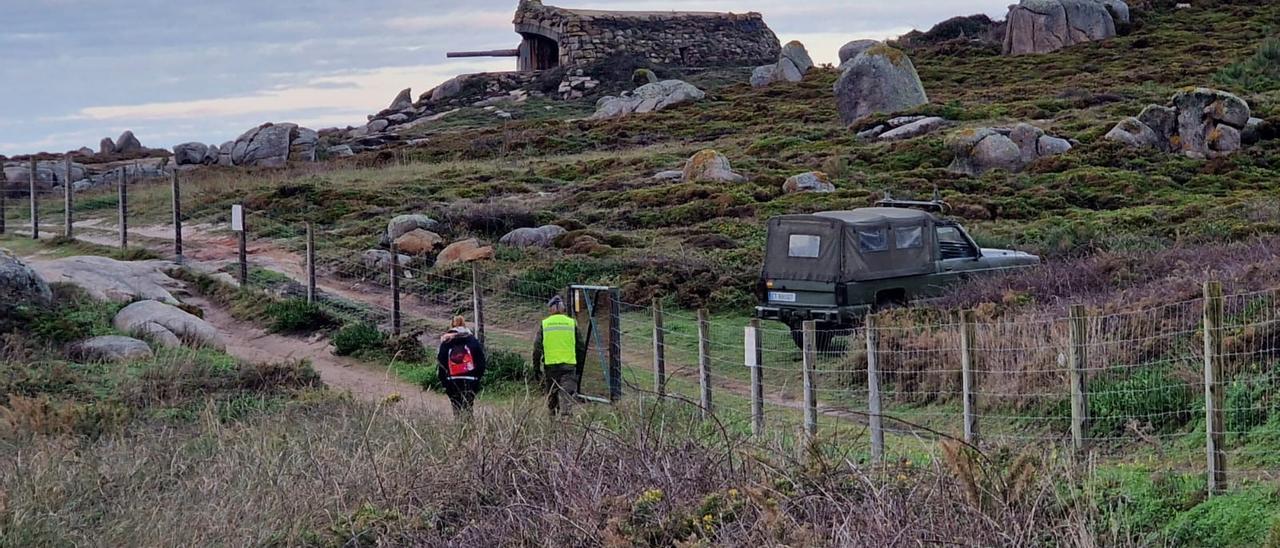 El sendero que avanza paralelo a la Batería Militar de Puerto Cuaces.