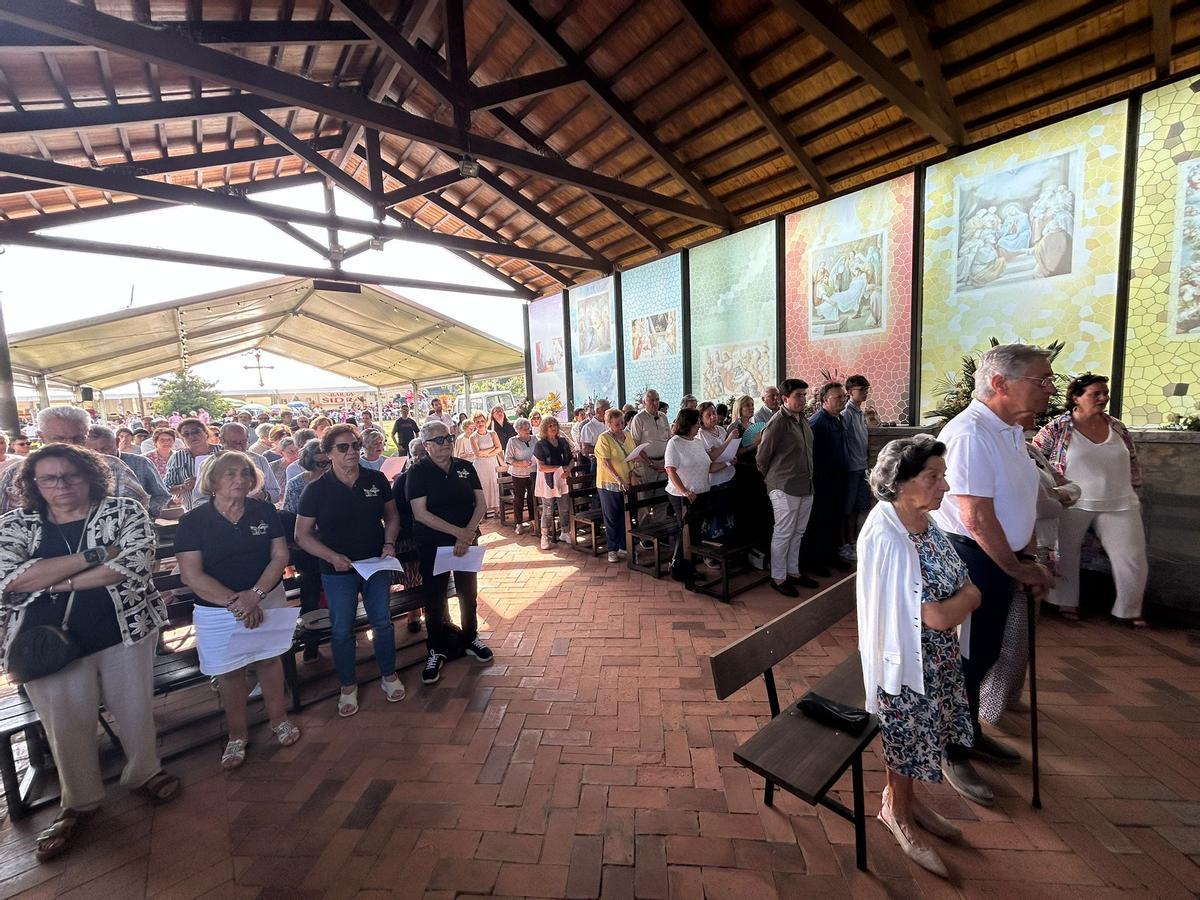 EN IMÁGENES: Homenaje vecinal a Joaquín Alperi y merienda de las fiestas de la Virgen de la Cabeza