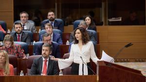 La presidenta de la Comunidad de Madrid, Isabel Díaz Ayuso, interviene durante una sesión de control al Gobierno de la Comunidad de Madrid, en la Asamblea de Madrid, a 30 de abril de 2024, en Madrid (España). El pleno ha arrancado con la sesión de control a Ayuso donde le han preguntado por el respeto a las instituciones (Vox), por medidas para mejorar la transparencia (PSOE), por sus prioridades para los próximos meses (Más Madrid) y por su valoración de la situación política que vive la Comunidad. Tras ello, el resto de miembros del Gobierno regional han versado sobre libertad, deuda pública, fijos discontinuos, el bono alquiler joven, innovación de Metro, bandas juveniles o las políticas turísticas relacionadas con el mercado audiovisual. 30 ABRIL 2024;MADRID;ASAMBLEA DE MADRID;DEUDA PÚBLICA;BANDAS JUVENILES;BONO ALQUILER JOVEN;POLÍTICAS TURÍSTICAS Jesús Hellín / Europa Press 30/04/2024 / ISABEL DIAZ-AYUSO;MIGUEL ÁNGEL GARCÍA;Jesús Hellín