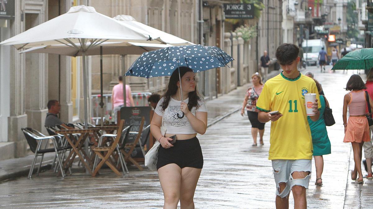 Las tormentas descargaron lluvias ayer en numerosos puntos, como la ciudad de Ourense