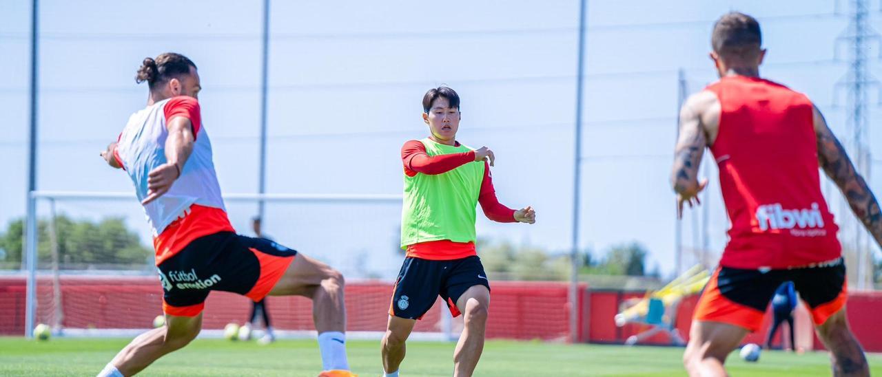 Kang in Lee, Muriqi y Maffeo durante una sesión de entrenamiento de esta semana en la ciudad deportiva de Son Bibiloni.