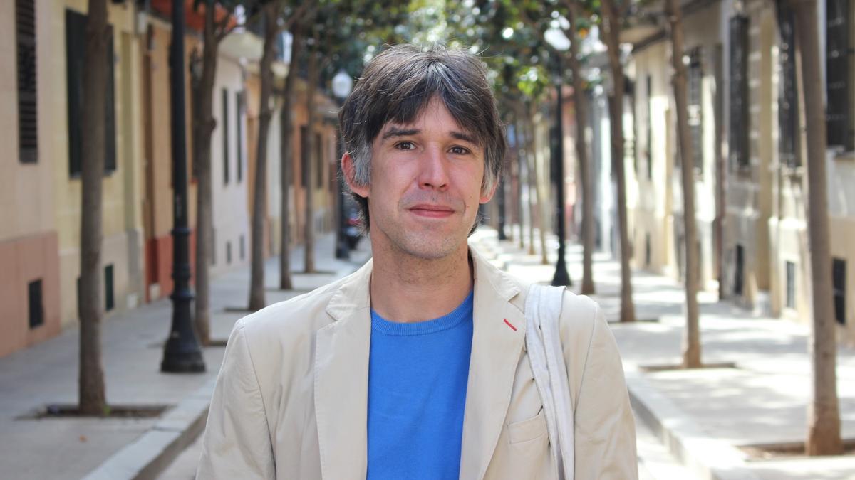 Corominas, en un dels carrers de Barcelona que apareixen al llibre