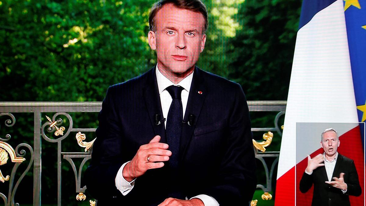 El presidente francés Emmanuel Macron habla en televisión con los primeros resultados de las elecciones europeas.
