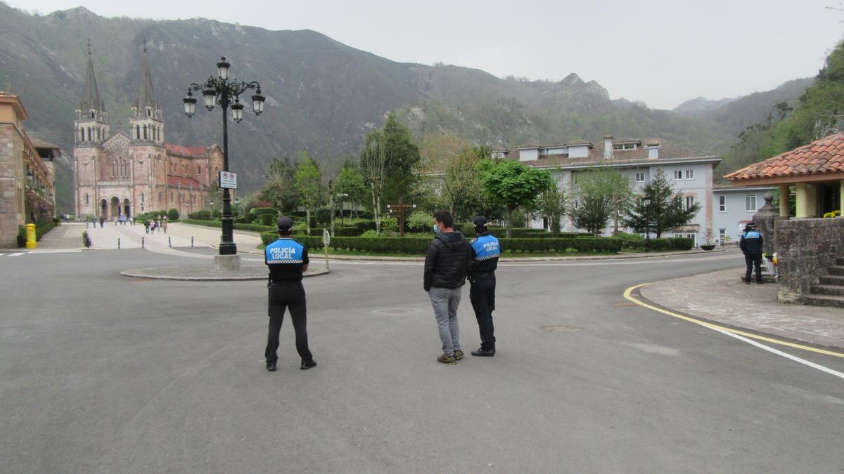 Policía loca de Cangas, controlando la afluencia en Covadonga.