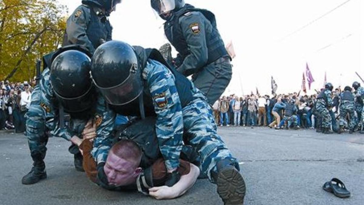 Agentes antidisturbios arrestan a un manifestante en Moscú.