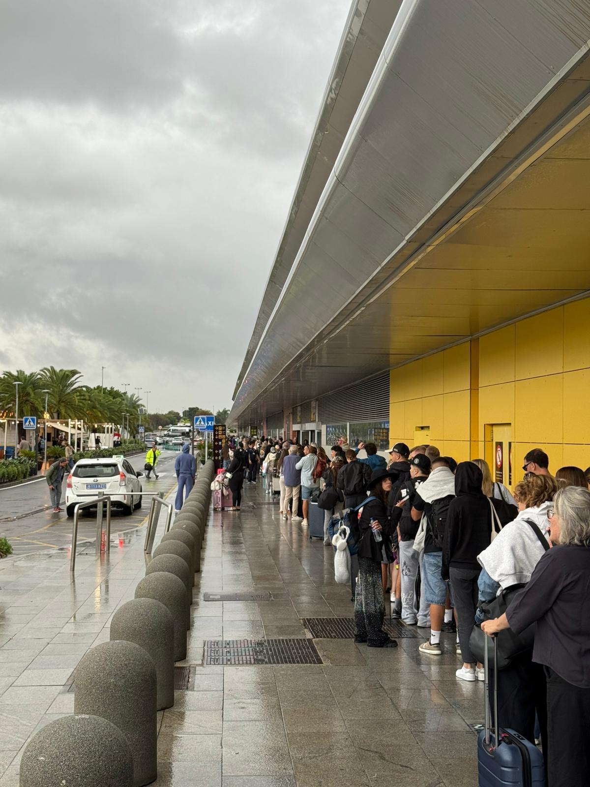 Cola, este martes, en el aeropuerto de Ibiza