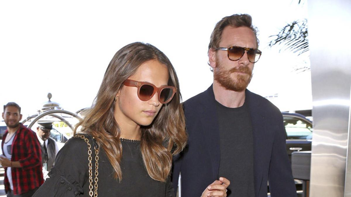 Michael Fassbender y Alicia Vikander, estilo incluso para viajar