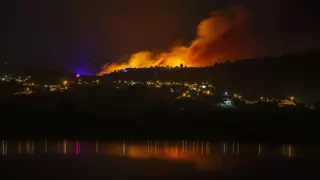 El fuego arrasa 570 hectáreas en Vilardevós (Ourense) tras una noche de humo y miedo