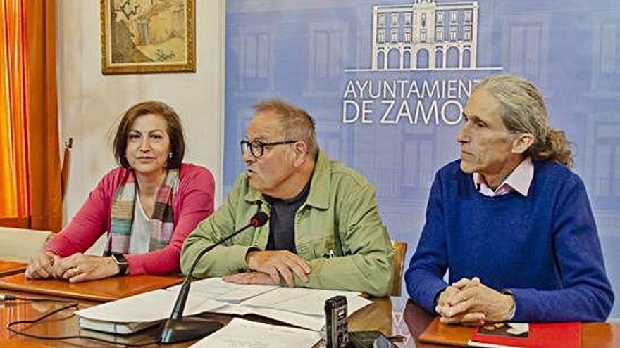 Carmen Carrillo y Eduardo González, junto a Christoph Strieder, durante la presentación.