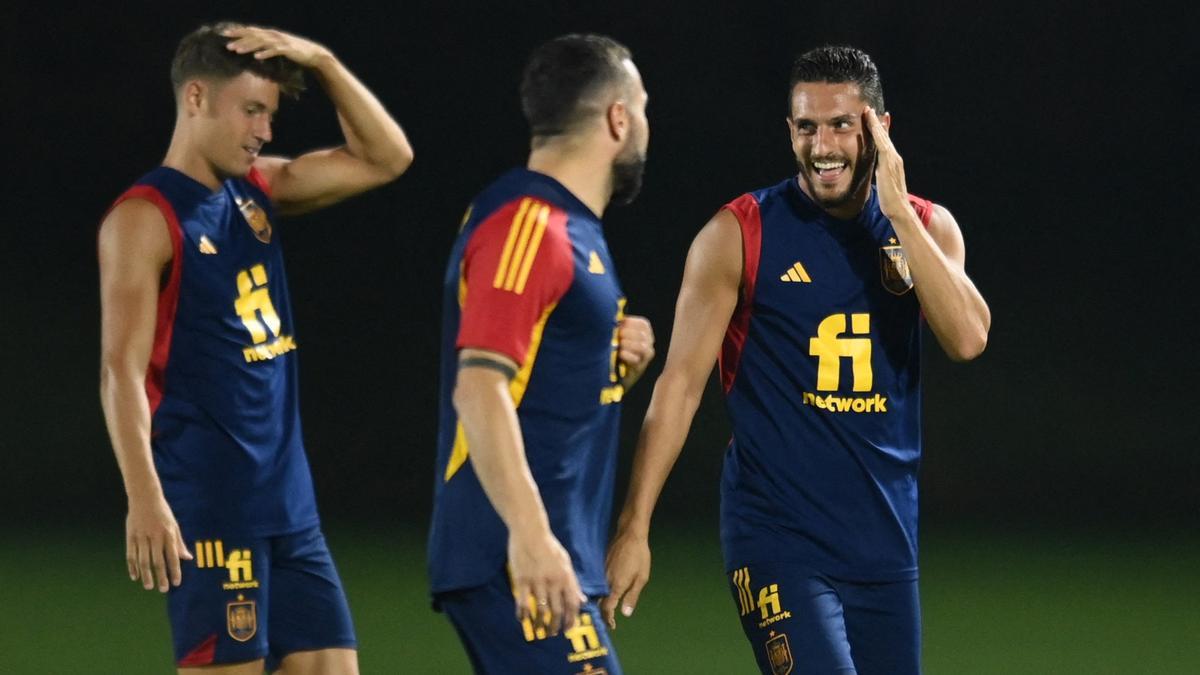 Koke charla con Carvajal y Marcos Llorente en el entrenamiento posterior a la derrota con Japón.