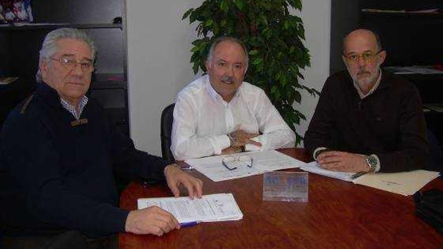 Luis Marín (Fetur), Pepe Tirado (Acotur) y Jesús Sánchez (Abone), ayer, en rueda de prensa en Palmanova.