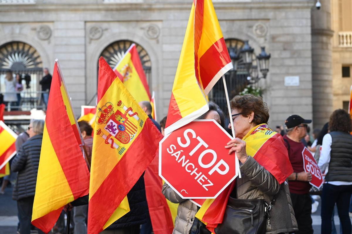 Concentració a la plaça Sant Jaume convocada pel PP contra la amnistia