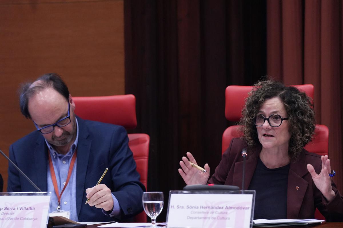 El director del MNAC, Pepe Serra, y la consellera de Cultura de la Generalitat de Catalunya, Sònia Hernández, comparecen en la Comisión de Cultura del Parlament
