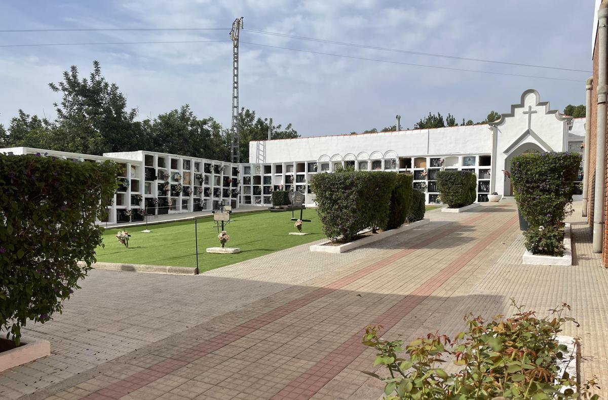 Entre las obras realizadas está la instalación de césped artificial en las zonas ajardinadas.