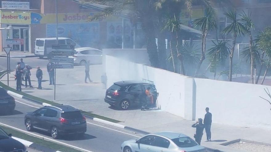 Un coche se empotra contra la pared del polideportivo municipal de Almoradí