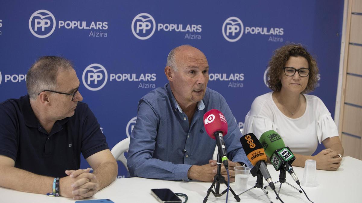 José Luis Palacios, en el centro, junto a dirigentes del PP alzireño