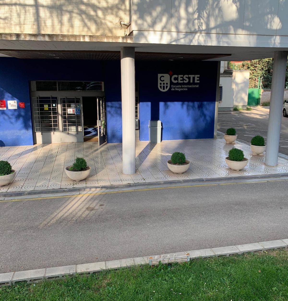 Entrada al edificio de CESTE, Escuela Internacional de Negocios.