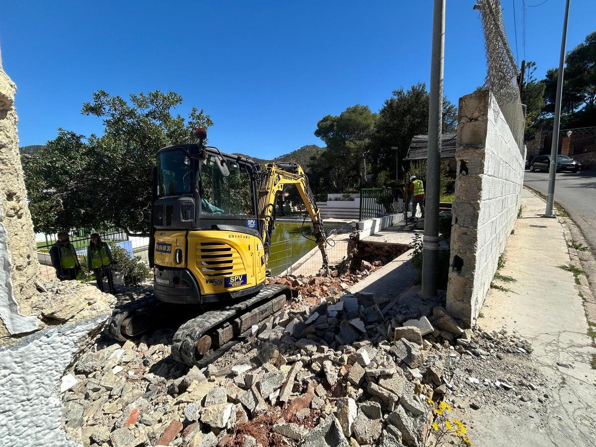 Las obras de rehabilitación de la piscina municipal de Serra.